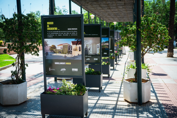 Exposición al aire libre en el Parque Centro sobre el proyecto de ampliación del Museo