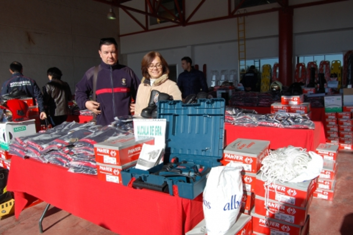 LOS BOMBEROS DE ALCALÁ RECIBEN NUEVOS UNIFORMES Y MATERIAL DE RESCATE DE DIPUTACIÓN