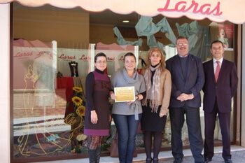 AYUNTAMIENTO Y FICA ENTREGAN LOS PREMIOS DEL CONCURSO DE ESCAPARATE DE NAVIDAD AL TALLER LARAS Y AL CLUB THE EXPLORER