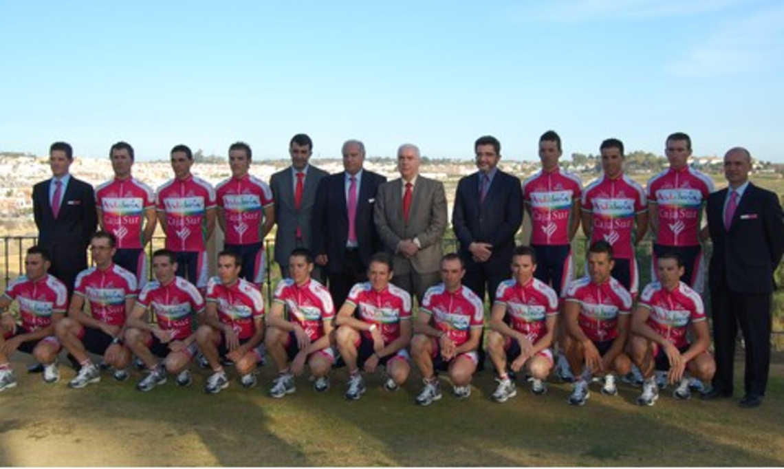 TODO PREPARADO PARA LA PRESENTACIÓN EN ALCALÁ DEL EQUIPO DE CICLISMO PROFESIONAL ANDALUCÍA CAJASUR