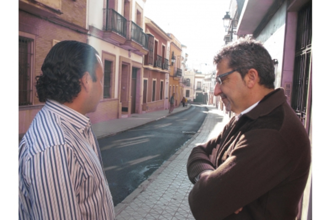 GUTIÉRREZ LIMONES INSPECCIONA LAS MEJORAS EN LA CALLE PÉREZ GALDÓS
