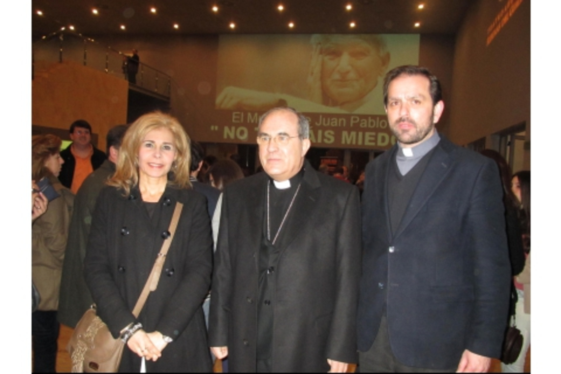 MONSEÑOR ASENJO FELICITA AL ELENCO DEL MUSICAL DEL PAPA JUAN PABLO II EN EL AUDITORIO RIBERAS DEL GUADAÍRA