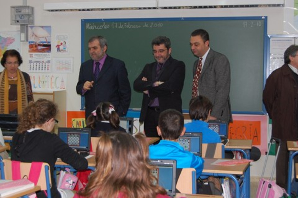 LOS ORDENADORES TIC 2.0 YA ESTÁN EN  LOS COLEGIOS DE ALCALÁ DE GUADAÍRA