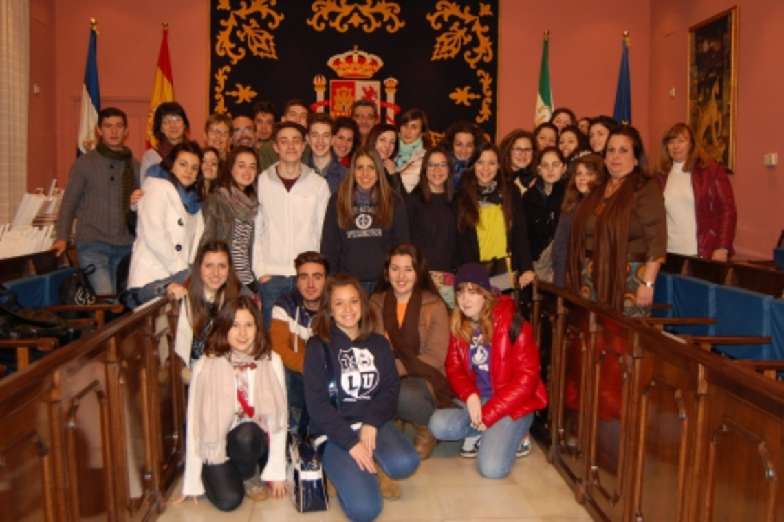 EL ALCALDE RECIBE A UN GRUPO DE ESTUDIANTES ITALIANOS QUE VISITAN ALCALÁ EN UN INTERCAMBIO CULTURAL