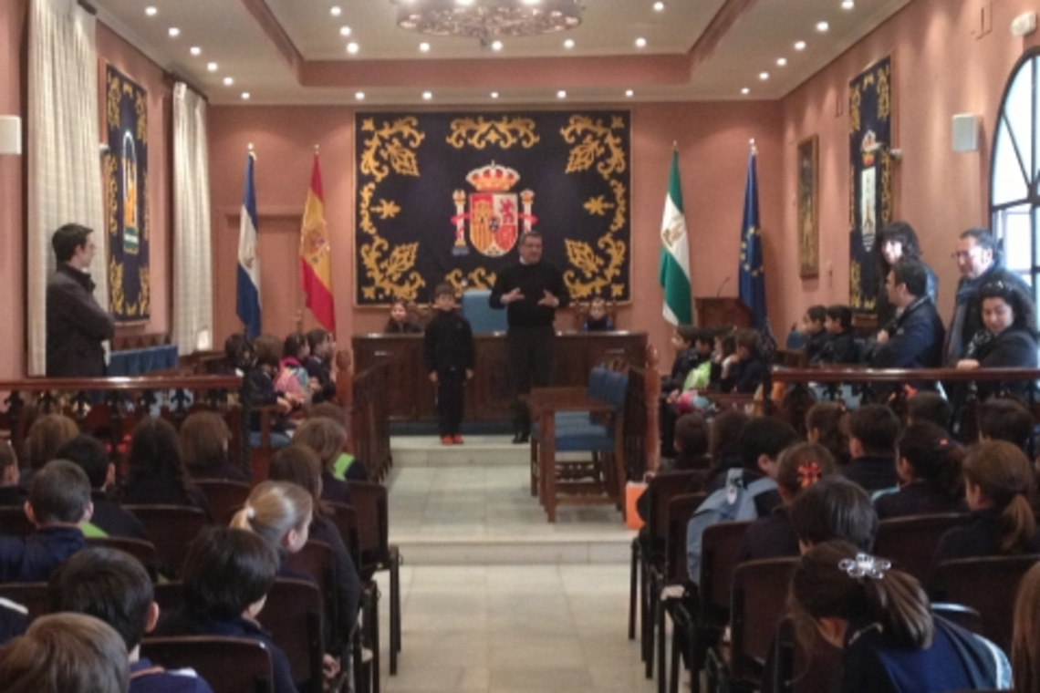 EL ALCALDE HA RECIBIDO HOY A UN CENTENAR DE ALUMNOS DE LOS SALESIANOS