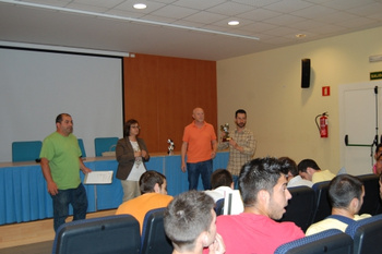 ENTREGADOS LOS TROFEOS DEL CAMPEONATO LOCAL DE FÚTBOL SALA