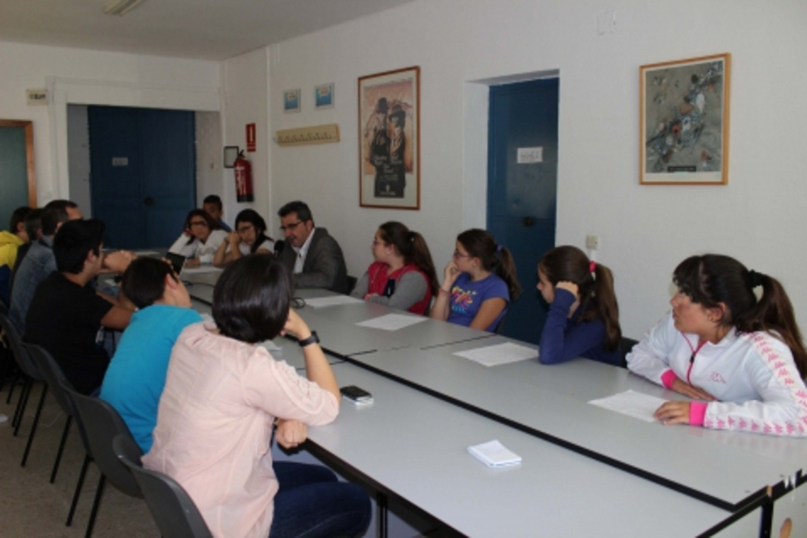 ALUMNOS DE 1º DE ESO DEL IES LEONOR DE GUZMÁN ENTREVISTAN AL ALCALDE PARA UN PROGRAMA DE RADIO DE SU INSTITUTO