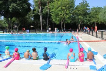 LA PISCINA MUNICIPAL DE SAN JUAN ABRE SU TEMPORADA 2013 CON TARJETAS MENSUALES Y BONOS FAMILIARES