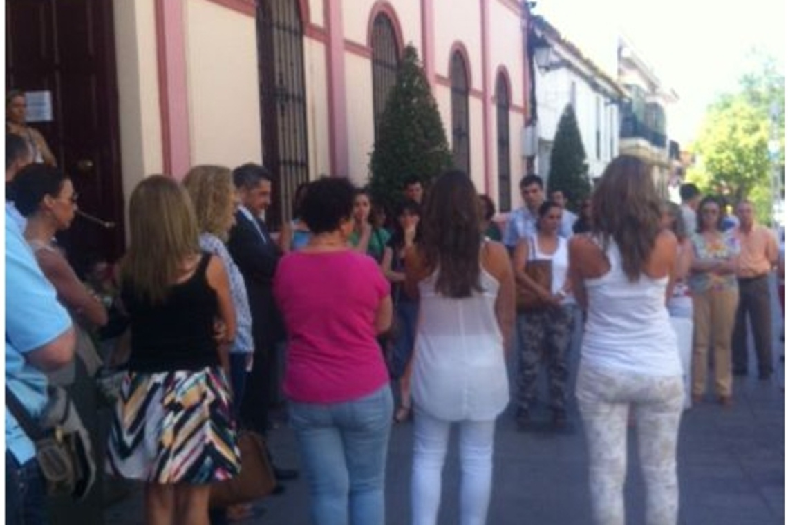 UN MINUTO DE SILENCIO Y BANDERAS A MEDIA ASTA EN ALCALÁ