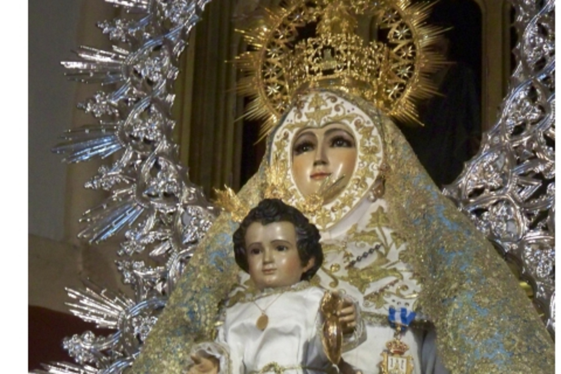 LA PATRONA PROCESIONA POR LAS CALLES DE LA CIUDAD ACOMPAÑADA DE MILES DE ALCALAREÑOS