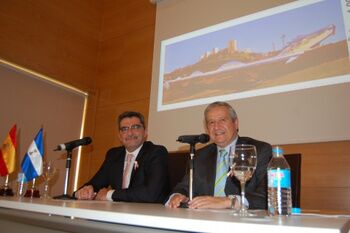 EL ALCALDE Y EL PRESIDENTE DE CORREOS  PRESENTAN EL SELLO DEDICADO AL PUENTE DEL DRAGÓN  Y VISITAN LA SEGUNDA OFICINA POSTAL DE LA CIUDAD