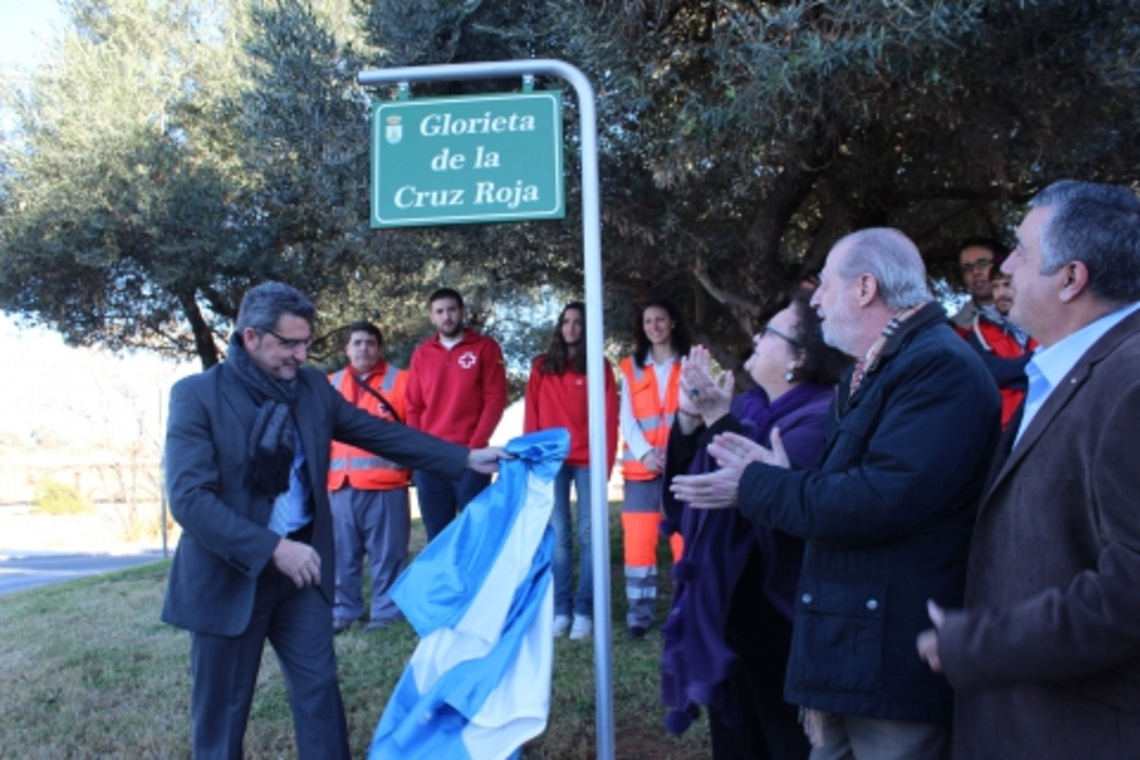 EL AYUNTAMIENTO ROTULA UNA ROTONDA COMO RECONOCIMIENTO A LA CRUZ ROJA