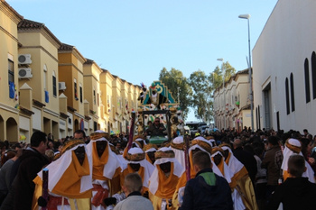 UN CORTEJO FORMADO POR 17 CARROZAS RECORRE LAS CALLES DE ALCALÁ