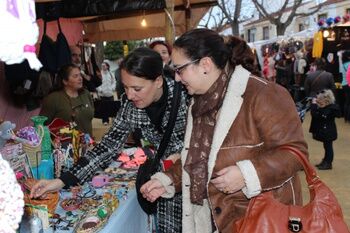 AYUNTAMIENTO Y COMERCIOS DINAMIZAN ESTOS DÍAS LA ZONA SILOS CON UN MERCADO NAVIDEÑO