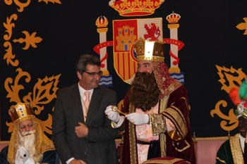 EL ALCALDE ENTREGA A LOS REYES  MAGOS LAS LLAVES LA CIUDAD