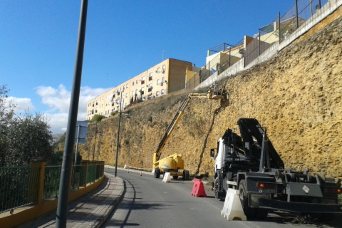 EL AYUNTAMIENTO INICIA LA COLOCACIÓN DE LA MALLA DEL TALUD DE LA AVENIDA TREN DE LOS PANADEROS