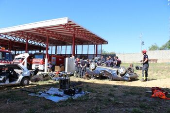 BOMBEROS DE ALCALÁ Y MORÓN SE FORMAN EN EL RESCATE  DE VÍCTIMAS DE ACCIDENTES DE TRÁFICO