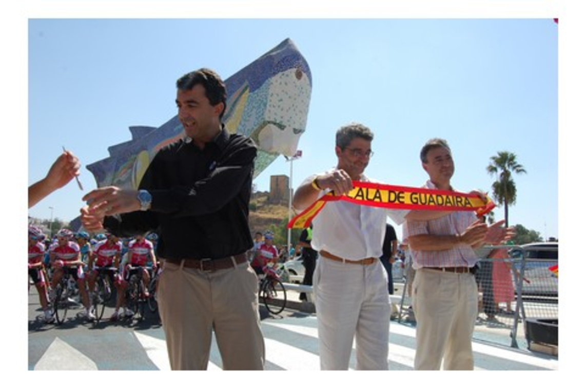 MÁS DE 40.000 ALCALAREÑOS ANIMAN LA VUELTA CICLISTA EN SU ETAPA HISTÓRICA POR LAS CALLES DE ALCALÁ