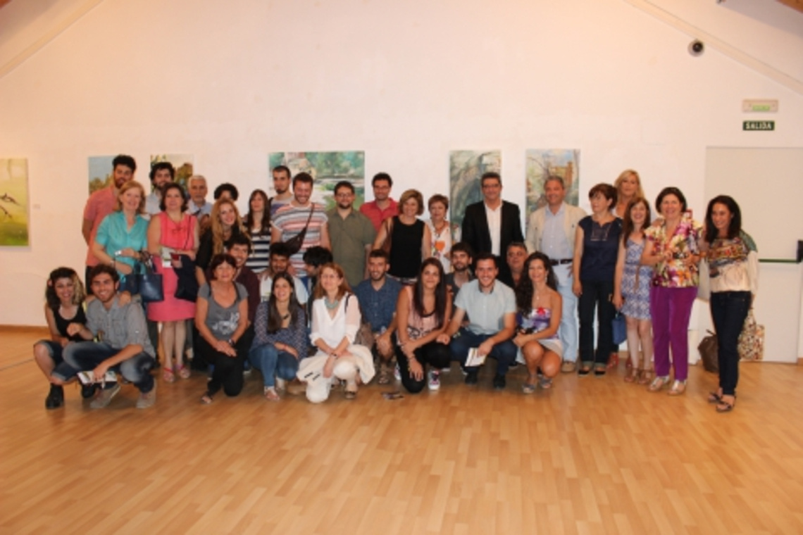 ARTISTAS DE LA UNIVERSIDAD DE SEVILLA EN UN MUSEO CON VISTAS AL GUADAÍRA