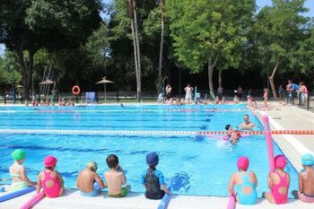 ALCALÁ VIVE EL VERANO JUNTO A LAS RIBERAS DEL GUADAÍRA CON LA APERTURA DE LA PISCINA DE SAN JUAN