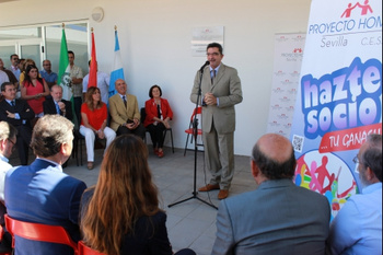EL ALCALDE Y LA PRESIDENTA DE LA JUNTA INAUGURAN EL NUEVO CENTRO DE PROYECTO HOMBRE EN ALCALÁ DE GUADAÍRA