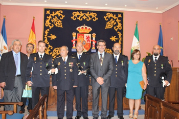 EL ALCALDE PRESIDE LA ENTREGA DE CONDECORACIONES AL MÉRITO POLICIAL EN ALCALÁ EN EL DÍA DE LA POLICÍA NACIONAL