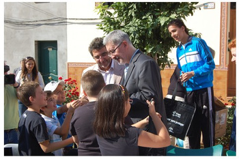 EL ALCALDE DE ALCALÁ DE GUADAÍRA, ANTONIO GUTIÉRREZ LIMONES Y EL CONSEJERO DE ECONOMÍA, INNOVACIÓN Y CIENCIA, ANTONIO ÁVILA VISITAN EL CENTRO DE ACCES