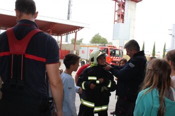 LA PREVENCIÓN, PRIMERA NORMA DE SEGURIDAD QUE IMPARTEN LOS BOMBEROS DE ALCALÁ