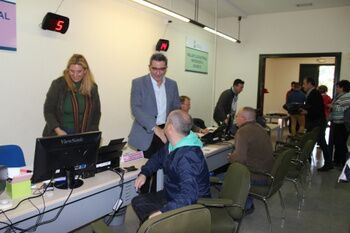 EL ALCALDE VISITA LA OFICINA  PARA LA TRAMITACIÓN DE LAS AYUDAS AL PAGO DEL IBI