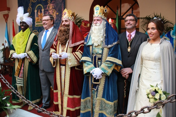 EL ALCALDE ENTREGA A LOS REYES MAGOS  LAS LLAVES LA CIUDAD