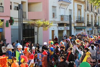 COLORIDO Y NUMEROSO DESFILE INFANTIL DE CARNAVAL POR LAS CALLES DE ALCALÁ