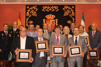 EL ALCALDE PRESIDE LA ENTREGA DE CONDECORACIONES AL MÉRITO POLICIAL EN EL DÍA DE LA POLICÍA NACIONAL