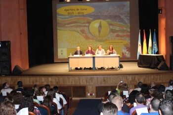 EL ALCALDE ANIMA A LOS ESTUDIANTES A CONQUISTAR EL FUTURO PARA CONSTRUIR UN MAÑANA MEJOR