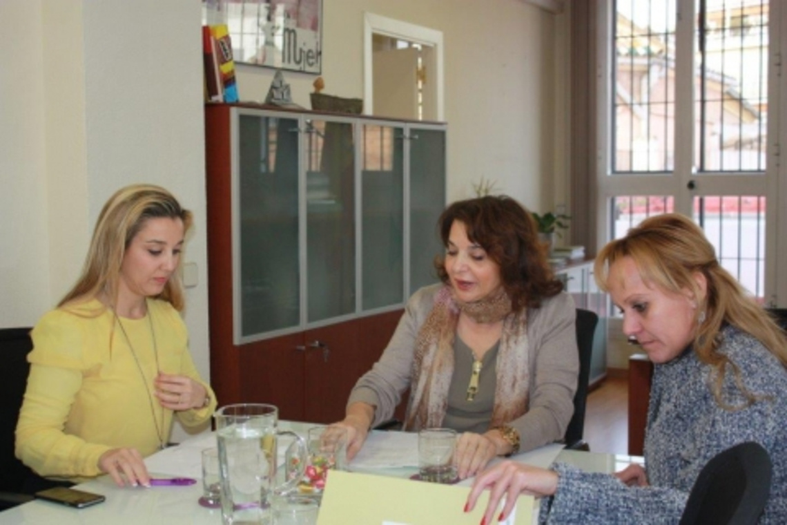 LA DELEGADA DE IGUALDAD CONFIRMA EL COMPROMISO DE LA JUNTA PARA LA PUESTA EN MARCHA DE UN CENTRO DE LA MUJER PARA EL PRÓXIMO AÑO