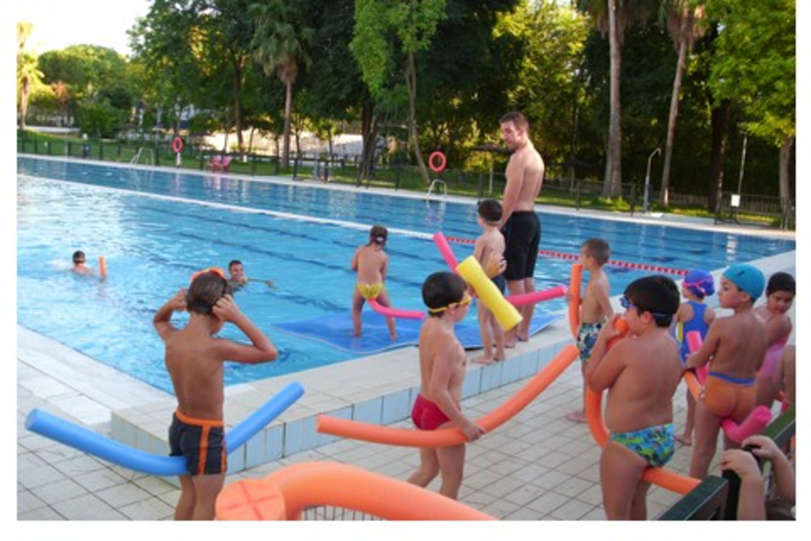 ABRE LA PISCINA MUNICIPAL CON ACTIVIDADES DE OCIO COMPLEMENTARIAS A LOS CURSOS Y EL BAÑO LÚDICO