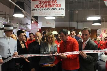 LA ALCALDESA DESTACA EL COMPROMISO MUNICIPAL DE COLABORACIÓN EN EL SECTOR COMERCIAL EN LA INAUGURACIÓN DE CONFORAMA