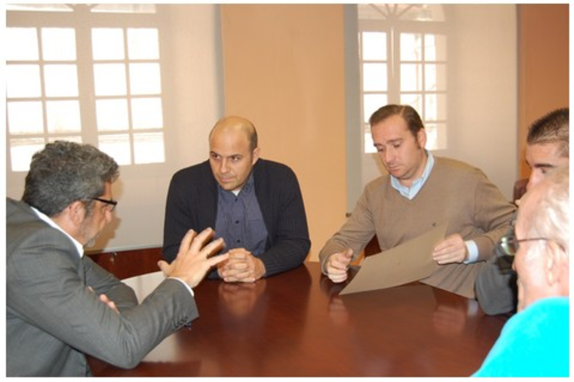 EL ALCALDE DE ALCALÁ SOLICITA A LA DIRECCIÓN DE VIDRIERA ROVIRA QUE NEGOCIE CON LOS TRABAJADORES