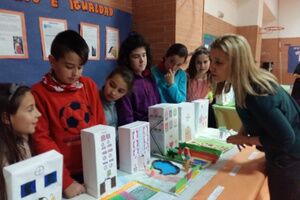 LA ALCALDESA SE INTERESA POR EL PROYECTO DE IGUALDAD DE ALUMNOS DEL CEIP BLAS INFANTE