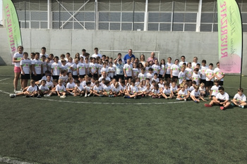 LA ALCALDESA VISITA EL CAMPUS MULTIDEPORTE 'RIVERÍZATE' CON MÁS DE 300 NIÑOS EN EL POLIDEPORTIVO DEL DISTRITO SUR
