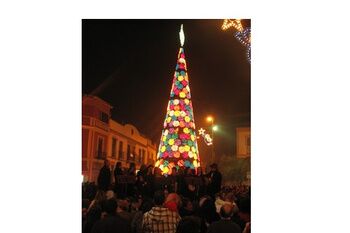 JORNADA FESTIVA EN LA PLAZA DE LA ALMAZARA PARA DAR LA BIENVENIDA A LA NAVIDAD