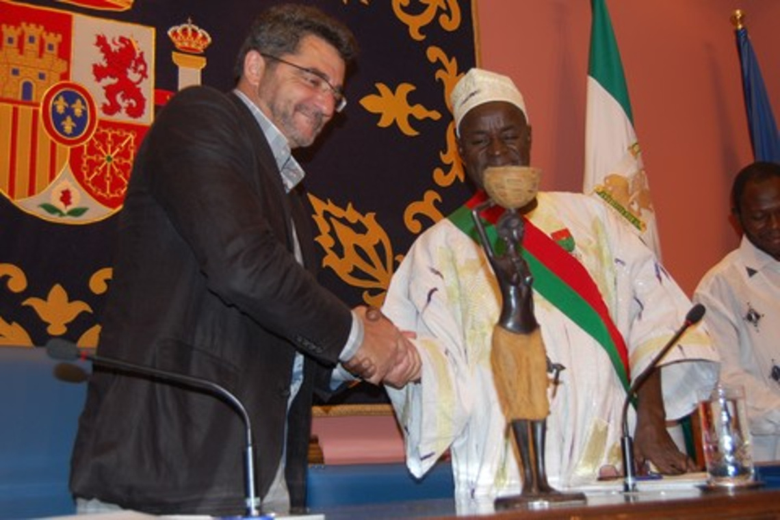 LOS ALCALDES DE ALCALÁ DE GUADAÍRA Y FADA HAN HERMANADO SUS CIUDADES PARA COLABORACIONES CULTURALES Y SOCIALES