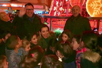 JORNADA FESTIVA EN LA PLAZA DE LA ALMAZARA PARA DAR LA BIENVENIDA A LA NAVIDAD