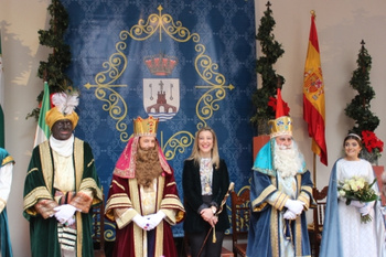 LA ALCALDESA ENTREGA A SUS MAJESTADES LOS REYES MAGOS LA LLAVE DE ORO DE LA CIUDAD