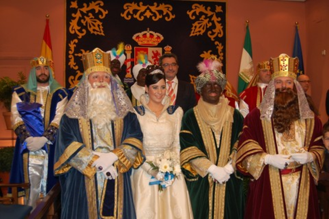 EL ALCALDE ALCALAREÑO ENTREGA LAS LLAVES DE LA CIUDAD A SUS MAJESTADES LOS REYES MAGOS DE ORIENTE