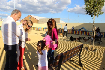 LA ALCALDESA RECOGE IMPRESIONES SOBRE EL PARQUE DE ESPARCIMIENTO CANINO TRAS SU PRIMER MES DE APERTURA