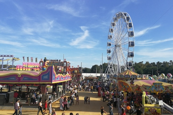 EL AMBIENTE FESTIVO Y FAMILIAR RESUME UNA FERIA QUE SE HA  DESARROLLADO CON UNA GRAN AFLUENCIA DE PÚBLICO