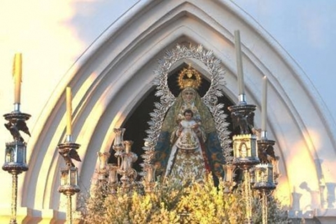 ALCALÁ PREPARADA PARA LA SALIDA PROCESIONAL DE LA VIRGEN DEL ÁGUILA