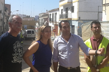 LA ALCALDESA COMPRUEBA LAS OBRAS DE SANEAMIENTO, ABASTECIMIENTO Y REURBANIZACIÓN EN ATILANO DE ACEVEDO