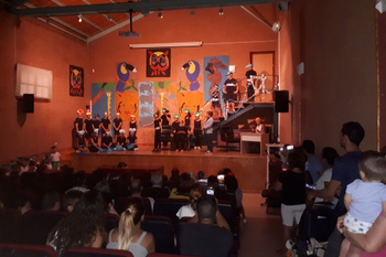 LOS PEQUEÑOS PONEN COLOR A LA CLAUSURA DE LOS TALLERES DE VERANO DE LA UNIVERSIDAD POPULAR
