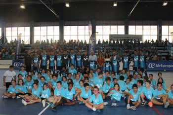 MÁS DE 800 ESCOLARES ALCALAREÑOS HAN DISFRUTADO CON LA ÉLITE DEL FÚTBOL SALA PROFESIONAL DENTRO DE LA GIRA  